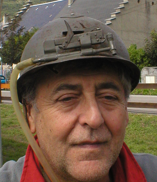 casque Adrian avec éclairage au carbure artisanal avec un allume gaz